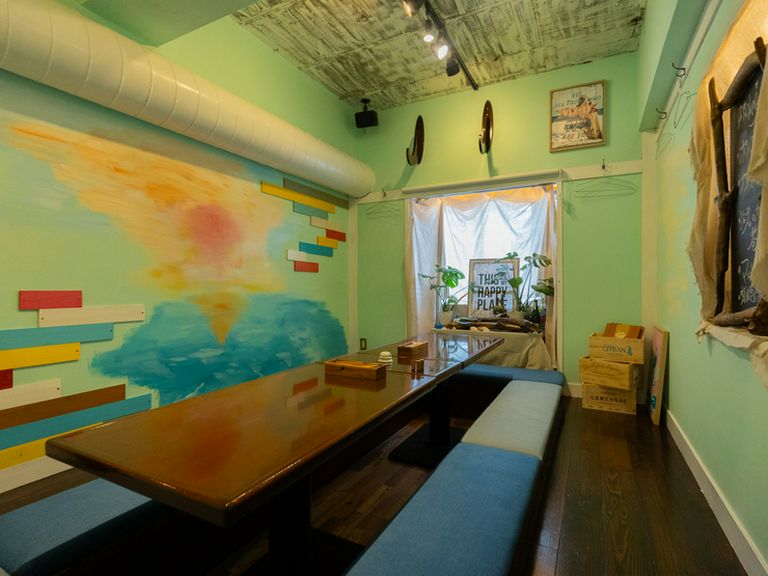 南国をイメージしたオシャレな個室。おしゃべりに花が咲く女子会