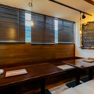 やわらかな空気が流れる落ち着いた店内。日常の慌ただしさをしばし忘れて、ゆっくりと食事が楽しめます。木のぬくもりを感じるテーブル席で、心安らぐ一時はいかが。

