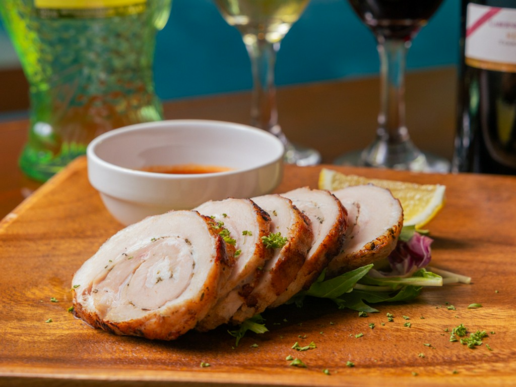 ビールやワインのお共に。しっとりとジューシーに仕上がり、香草が効いた逸品『豚バラ肉のボルケッタ』