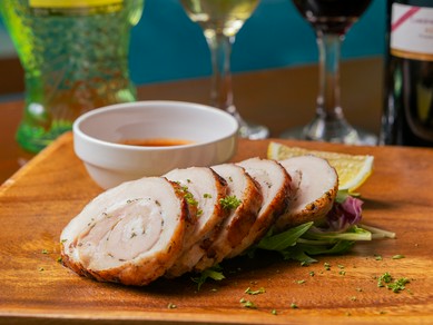 ビールやワインのお共に。しっとりとジューシーに仕上がり、香草が効いた逸品『豚バラ肉のボルケッタ』