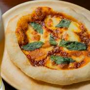 モチモチとした絶品の生地に、とろけるモッツァレラチーズとトマトの酸味、バジルの香り。シンプルだからこそこだわりが際立つ、店イチオシのメニューです。何度食べても飽きの来ない伝統的な逸品です。