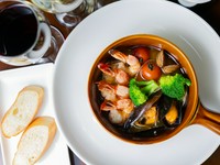 新鮮な魚介類の旨みと、ガーリックオイルが香ばしい『エビとムール貝のアヒージョ』