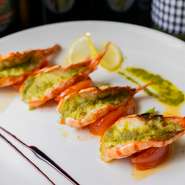 鮮度バツグンの海老にたっぷりのジェノベーゼソース。マリネしてから焼くことで風味がよくなり、ふっくらジューシーになっています。バジルの香りで食欲を刺激するシェフのスペシャリテです。