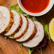 黒毛和牛・イベリコ豚・旬の鮮魚・新鮮野菜。その日の一番おいしい食材を求めて、シェフ自ら厳選して仕入れをしています。それらを季節感溢れる多彩な料理に仕立てる職人技も魅力の一つです。