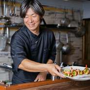 シンプルながら、心に残るような料理の提供を心掛けている黒木氏。リーズナブルな価格も人気の一つです。肩肘張らずに楽しめるアットホームな空間で、心に残る一時を過ごせます。