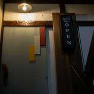 宮崎駅から徒歩10分。橘通り沿いのビル3階にあるイタリア料理店です。街の雑踏を離れた、隠れ家のような雰囲気の中、オーナーシェフの黒木氏によるスペシャリテを堪能できます。