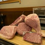リーズナブルに質の良いお肉を楽しめるお店。焼肉・ホルモンのメイン食材には、黒毛和牛を中心とした良質な食材をセレクト。黒毛和牛ブランド「和王」のロースも、気軽な価格帯で楽しめます。