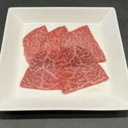 旨みのある赤身肉と脂身。バランスの取れた味わいで幅広い世代に親しまれる赤身肉。タレ・塩と、どちらのスタイルもオススメできます。