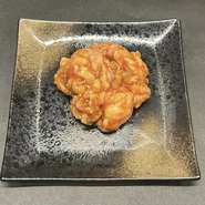 牛一頭から限られた数量しかとれない希少なホルモン。独特のクセになる食感、上質な脂が特徴。甘辛い味噌だれとも相性抜群です。