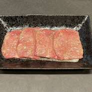 牛の舌の根に近い、特に柔らかい部位を贅沢にカット。ジューシーな脂に心地良い弾力で、多くのゲストから支持される逸品です。特製の塩だれに漬け込んでいるため、そのまま焼いておいしく楽しめます。