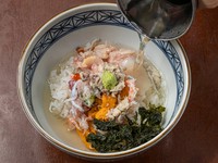 【海鮮処　ふじ】の丼物はすべて、最後に特製だしをかけて『まご茶漬け』として楽しめます。