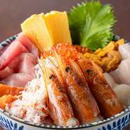 【海鮮処　ふじ】自慢の旬の鮮魚を、惜し気もなく盛り合わせた、贅沢尽くしの海鮮丼『剣ヶ峰』。1日10食限定の特別なメニューのため、食べたい方は早めの来店がオススメです。

8000円（税込8800円）