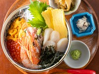富士山をイメージし、新鮮な海の幸を山のように盛り付けた、贅沢な丼物。1合目1515円～（税込1667円～）、富士山の標高にちなんだメニューを用意しています。

1515円～（税込1667円～）