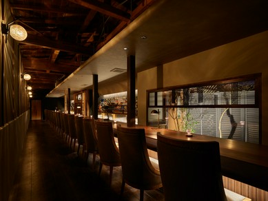 黒の外観に重厚感溢れるお洒落な店内。銘酒のラベルも美しく