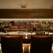 結婚記念日などの大切なデートにも訪れたいBARです。アンティークな調度品を愛するオーナーが、古き良きものを大切にしながら寛げる空間をつくり上げました。きっと心に残る素敵な時間になることでしょう。
