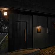 黒を基調とした外観は、一見BARとは思わず通り過ぎそうな雰囲気。お洒落な軽井沢の街中で、隠れ家のように静かに佇みます。でも一度足を運んだらきっと、その居心地の良さと味わいに癒され、再来店を思い描くはず。