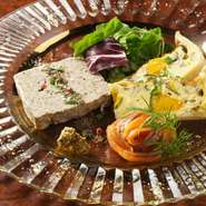 鴨パストラミ、パテドカンパーニュなど3～4種を盛り合わせに。