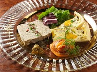 鴨パストラミ、パテドカンパーニュなど3～4種を盛り合わせに。