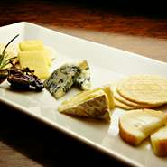 ヨーロッパ産のチーズをクラッカーと共に提供します。