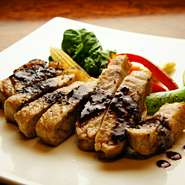 噛むほどに染み渡る豚肉のおいしさと、ハニーマスタードソースのハーモニーをご賞味ください。