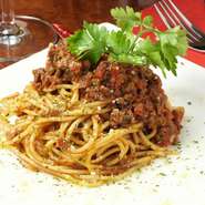 信州牛の自家製ミートソースを贅沢に使用した、当店名物のパスタです。