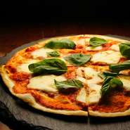 煮込んで旨味を凝縮させたトマトソースにモッツァレラチーズとバジルを加えて焼き上げた定番ピザです。