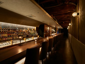 約500本ものラベルも美しい銘酒が並ぶ、圧巻のカウンター席