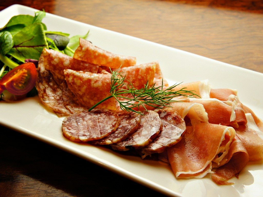 生ハムとサラミの盛り合わせ