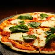 煮込んで旨味を凝縮させたトマトソースにモッツァレラチーズとバジルを加えて焼き上げた定番ピザです。