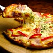 旨味豊かな信州ベーコンにパプリカと玉ねぎの食感をプラスし、ハーブ香るトマトソースやチーズを加えて焼き上げました。当店でしか食べられないおすすめピザです！