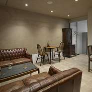 立食で最大30名位までの集いが開催できます。ソーセージやピッツアなど、フィンガーフードを中心とした料理とフリードリンクが一人5000円から（乾杯のスパークリングワイン付）。モクテルも20種位愉しめます。