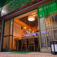 浅草駅から徒歩3分ほど。少し遅めの時間帯にオープンする“深夜の小料理屋”。一軒目としてはもちろん、二軒目三軒目などの遅めの時間帯の来店も歓迎してくれる、くつろぎの空間です。