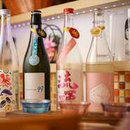 その日のおばんざいと同様に、シーズンごとのオススメ日本酒も3種～5種取り揃えています。小グラスでの飲み比べも楽しめるので、いろいろ飲みたい方も、日本酒初心者もぜひ。