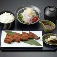 長焼き4切れ、ミニサラダ、ご飯、お吸い物、漬物　※お吸い物付きですが、プラス150円でうなぎの肝吸いに変更できます。

