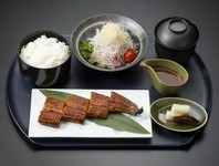 長焼き4切れ、ミニサラダ、ご飯、お吸い物、漬物　※お吸い物付きですが、プラス150円でうなぎの肝吸いに変更できます。

