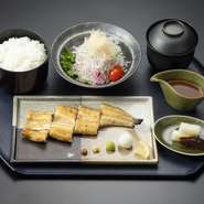 白焼き4切れ、ミニサラダ、ご飯、お吸い物、漬物　※お吸い物付きですが、プラス150円でうなぎの肝吸いに変更できます。

