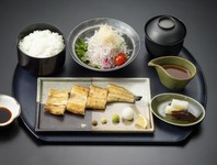 白焼き4切れ、ミニサラダ、ご飯、お吸い物、漬物　※お吸い物付きですが、プラス150円でうなぎの肝吸いに変更できます。

