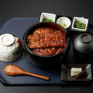 ひつまぶし　特上　厳選された極上の鰻を名物ひつまぶしで。一膳目はそのまま、二膳目はお好みの薬味を添えて、三膳目はお茶漬けにして様々な味わい方が楽しめます。