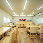 店内は白と木目を基調とした、落ち着いた雰囲気。シンプルながらも洗練された内装は、ゆったりとした時間を過ごすのにも最適なスペースとなっています。全26席の空間でリラックスして食事を楽しめます。