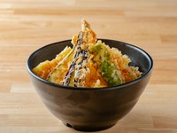 海の幸に大地の恵み。旬を迎えた個性豊かな食材たちを、シンプルに揚げた天ぷらがメインの丼もの。自家製ダレがそれぞれの食材のおいしさを引き立てます。