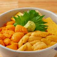 余市～小樽産の新鮮なウニをふんだんに使用した『紅白雲丹丼』や、冬場の鮭と自家製いくらの『海鮮親子丼』など、その時期ならではの食材を活かした限定メニューを用意。当日のメニューはぜひ店舗にてご確認を。