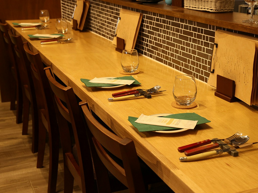 二人の距離がそっと近づく。ゆっくりと過ごせるカウンター席