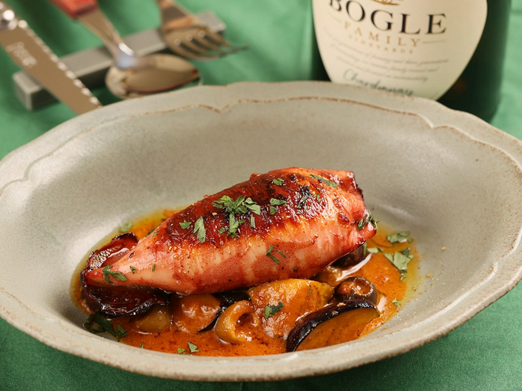 新鮮な真イカを使用したシェフのスペシャリテ『真イカのリピエノ　イカゴロのソース』