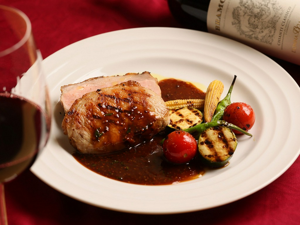 柔らかく旨みあふれる肉質を楽しむ『北島ワインポークのグリル　粒マスタードソース』