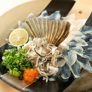 海水温の上昇により、宮城沖で水揚げが増える天然フグを直送仕入れし、ほぼ通年提供。熟練の包丁捌きがさえる『てっさ』、握りなどをコースの一品として楽しめます。三陸の旬魚を丸ごと味わえる『一式料理』も評判。