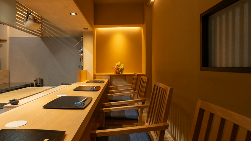 カウンター席も完全個室。親方の熟練技と粋な会話を1組で満喫