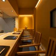 テーブル席・カウンター席とも個室の設えで、全席がプライベート空間。1～4名様向けのカウンター個室では、熟練の料理人の調理技や臨場感、食材や料理の話などを楽しめ、おいしさと満足感がさらにアップします！