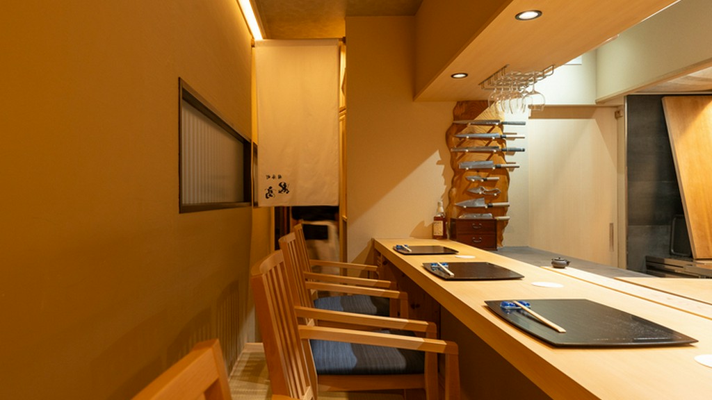 宮城の地酒をはじめ、三陸の旬魚やフグに合う全国の銘酒が揃う