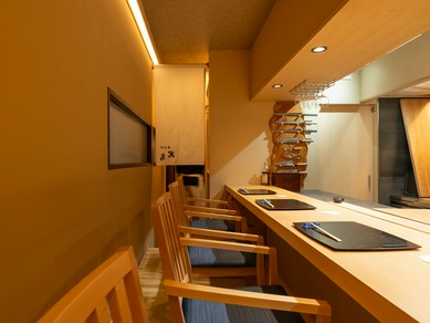 宮城の地酒をはじめ、三陸の旬魚やフグに合う全国の銘酒が揃う