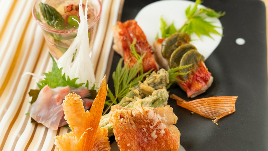 仙台のガラス作家の器と親方の料理が一皿ごとの物語を紡ぐ